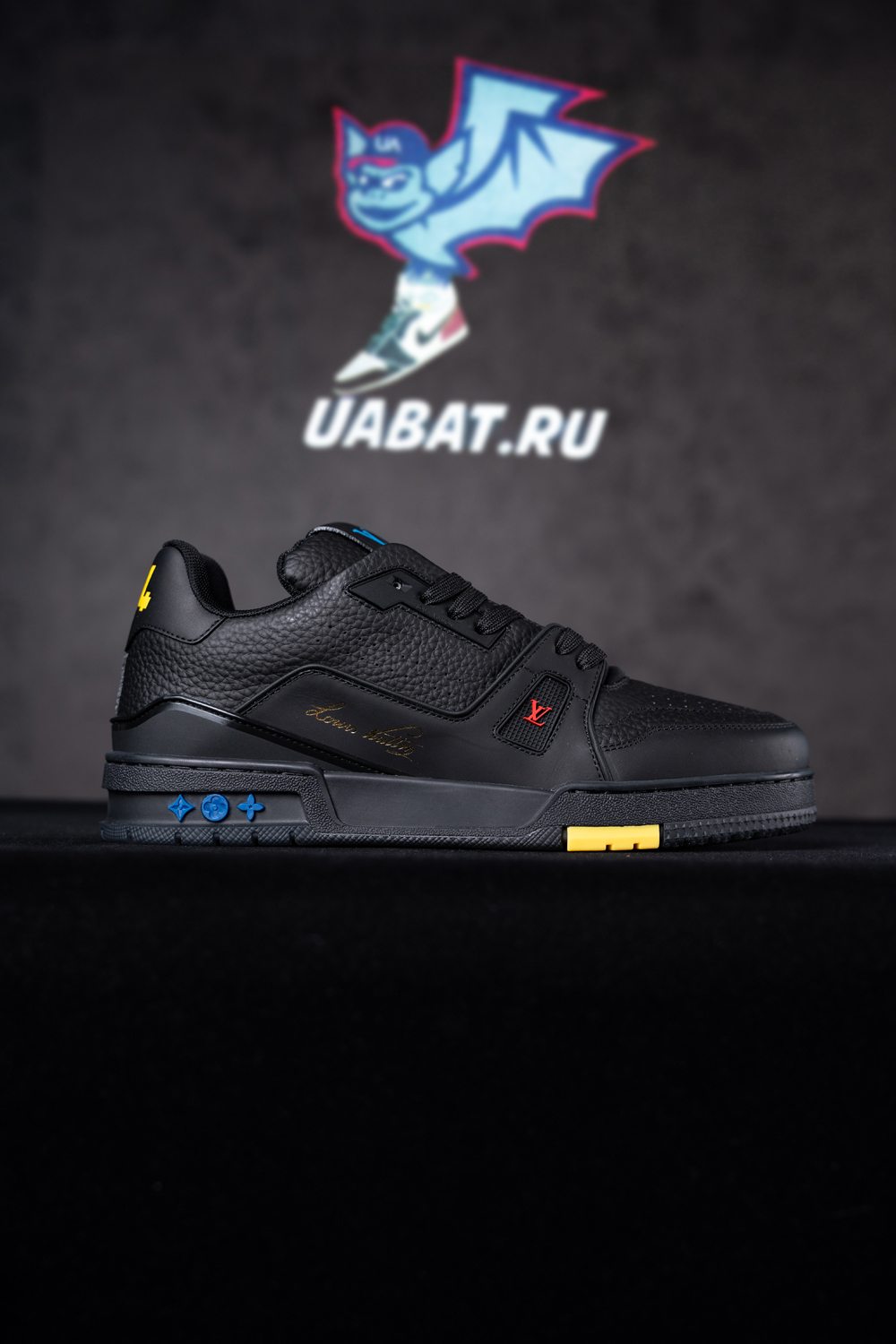 l0*is V*t0n trainer black signature