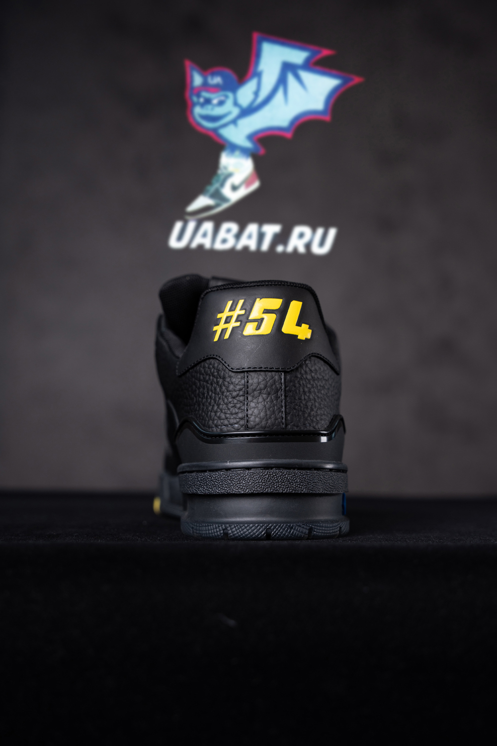 l0*is V*t0n trainer black signature