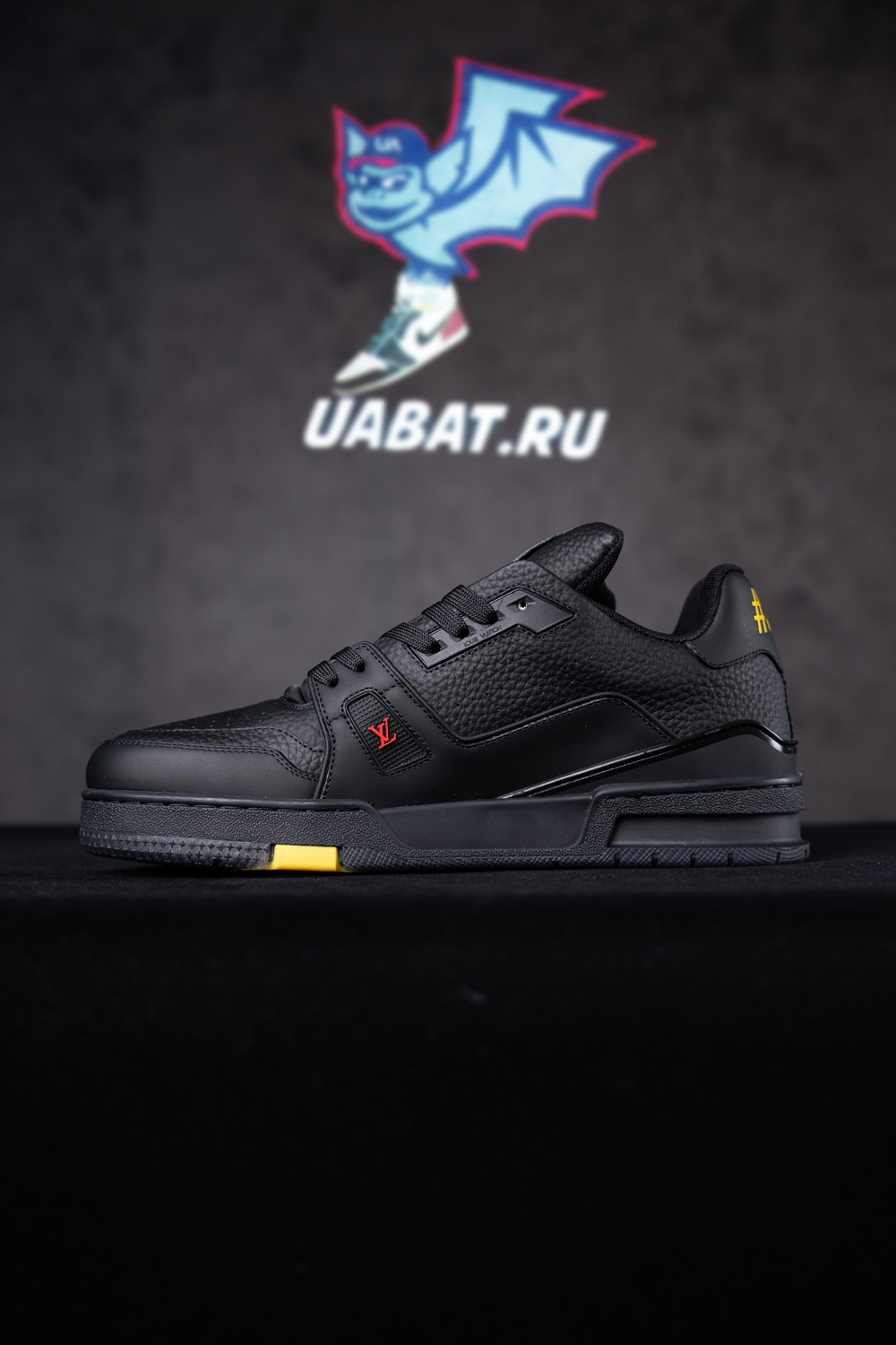 l0*is V*t0n trainer black signature