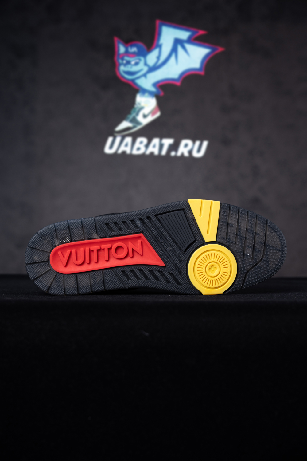 l0*is V*t0n trainer black signature