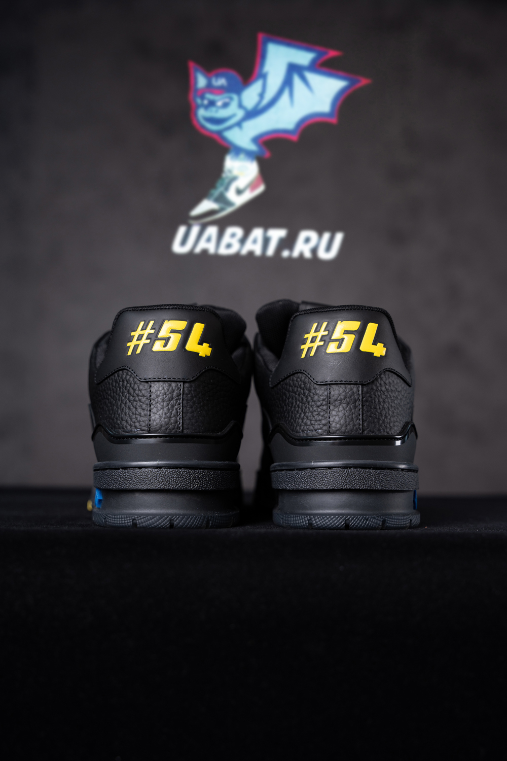 l0*is V*t0n trainer black signature