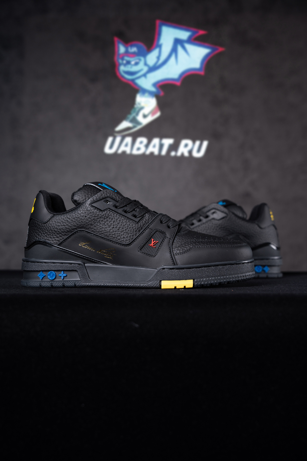 l0*is V*t0n trainer black signature