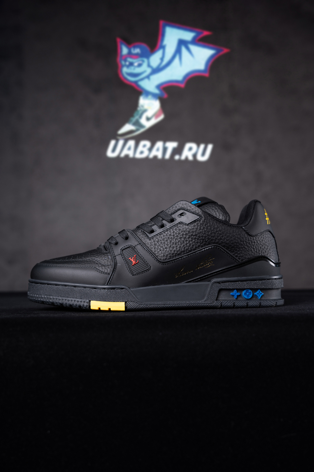 l0*is V*t0n trainer black signature