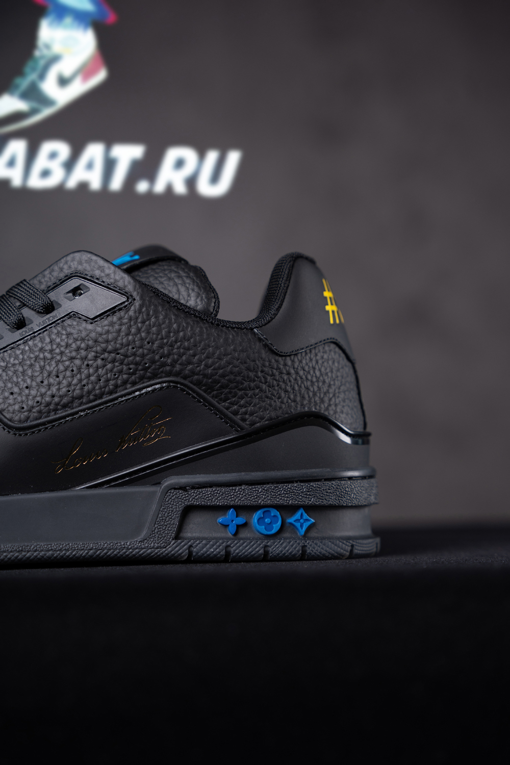 l0*is V*t0n trainer black signature