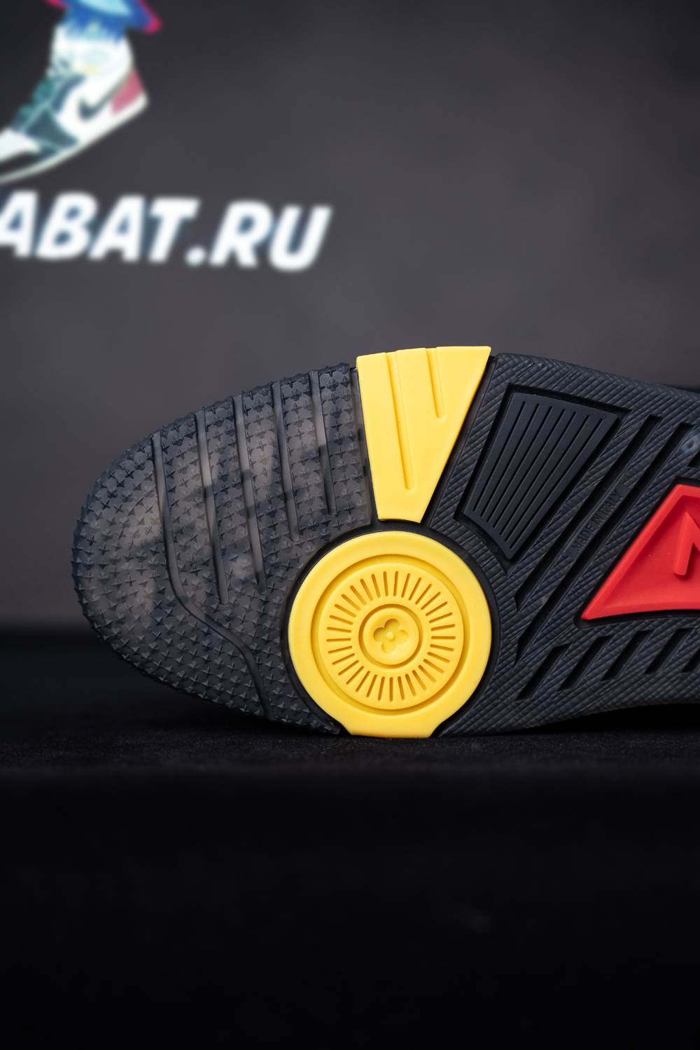 l0*is V*t0n trainer black signature