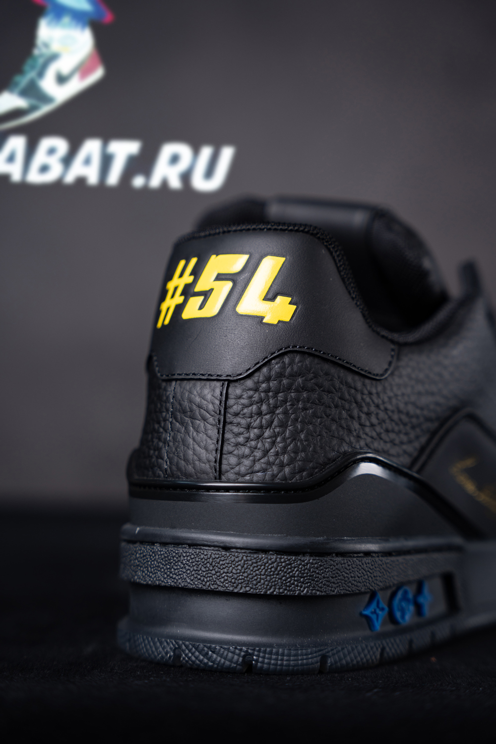 l0*is V*t0n trainer black signature