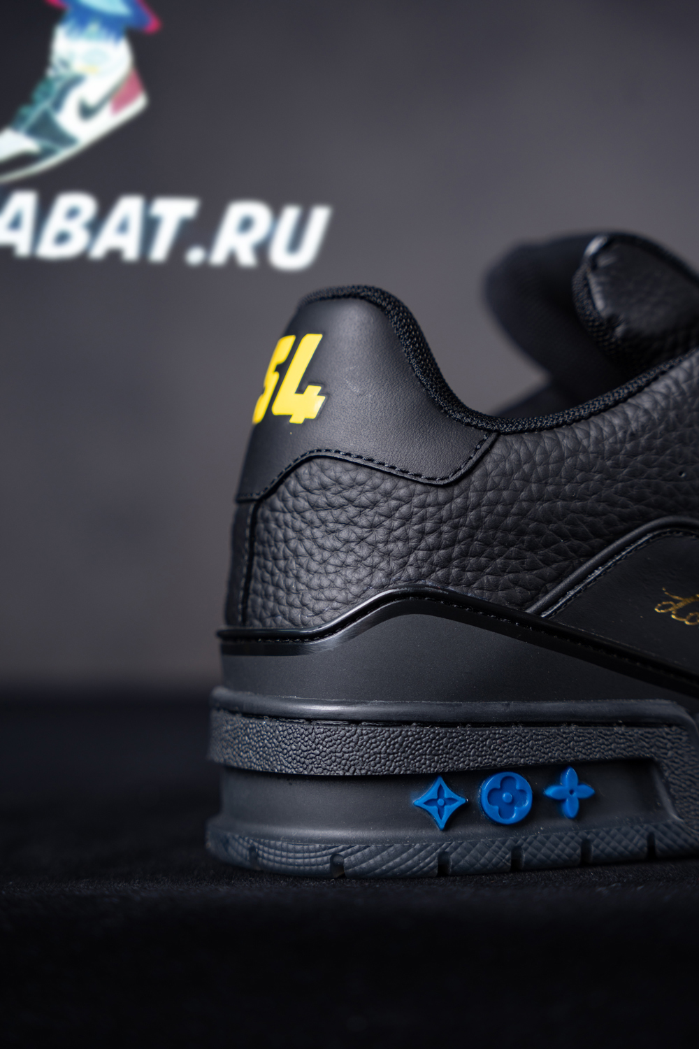 l0*is V*t0n trainer black signature