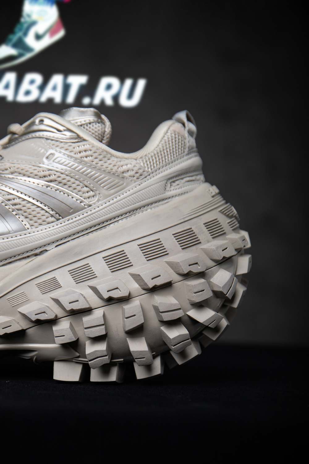 Ba*len*cia*ga defender sneaker