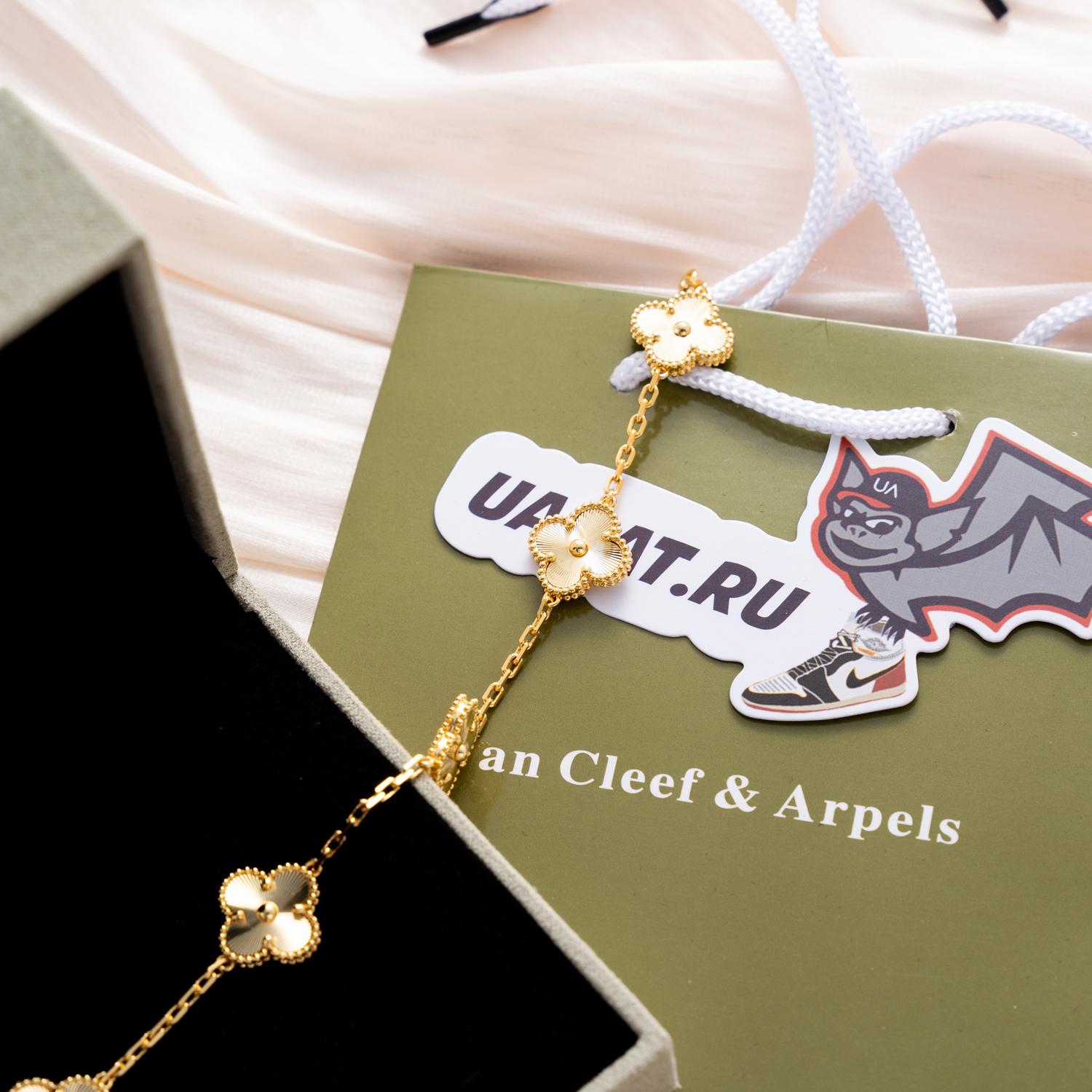 V*N CL*F & arpels vintage alhambra bracelet 5 motifs