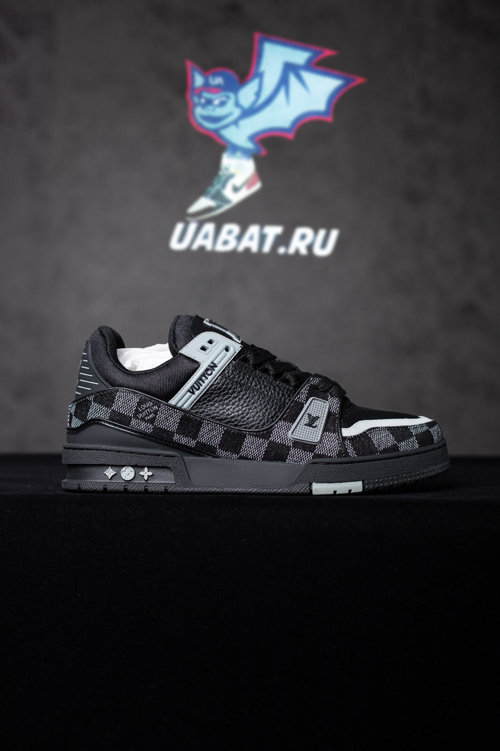 l0*is V*t0n trainer black