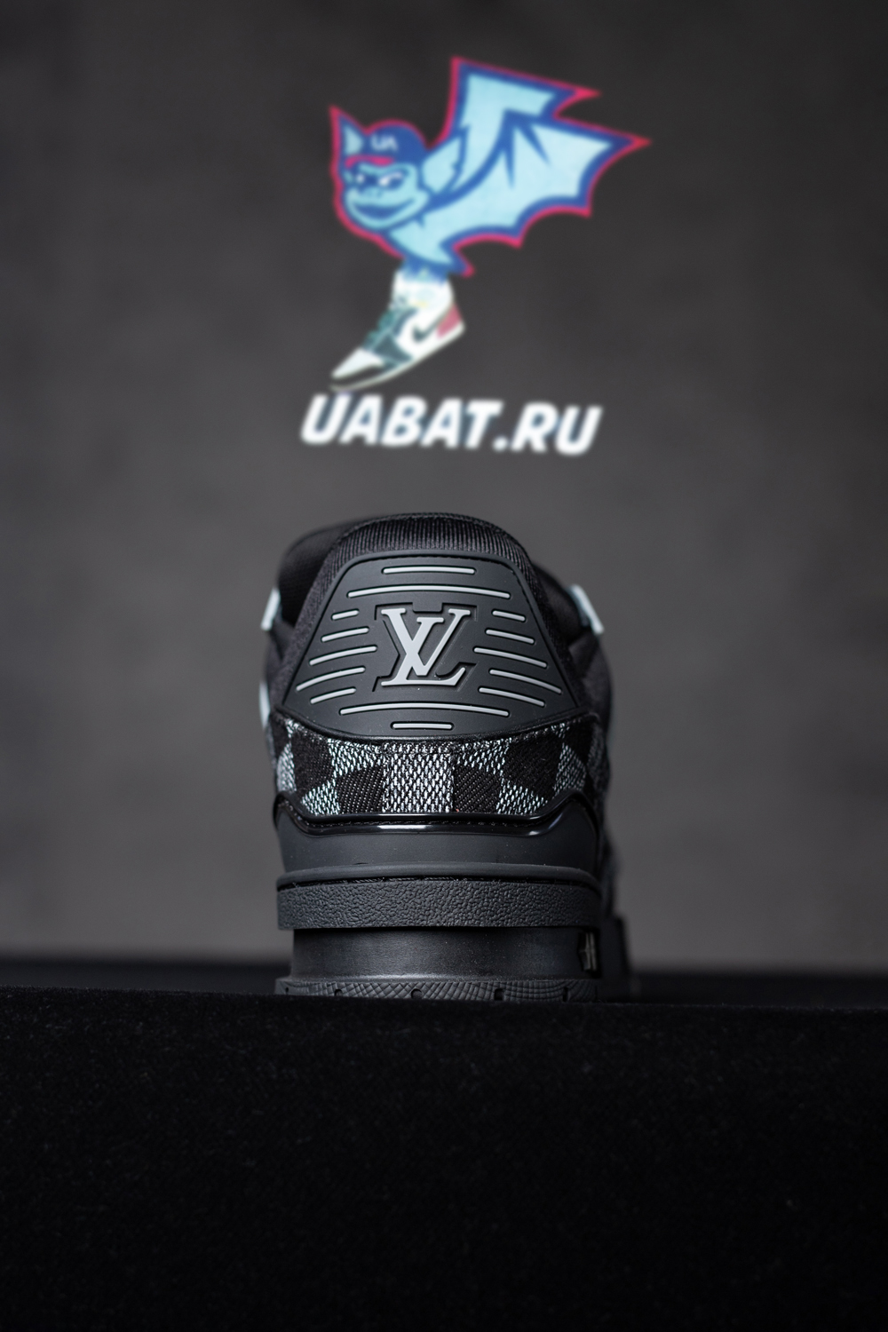 l0*is V*t0n trainer black