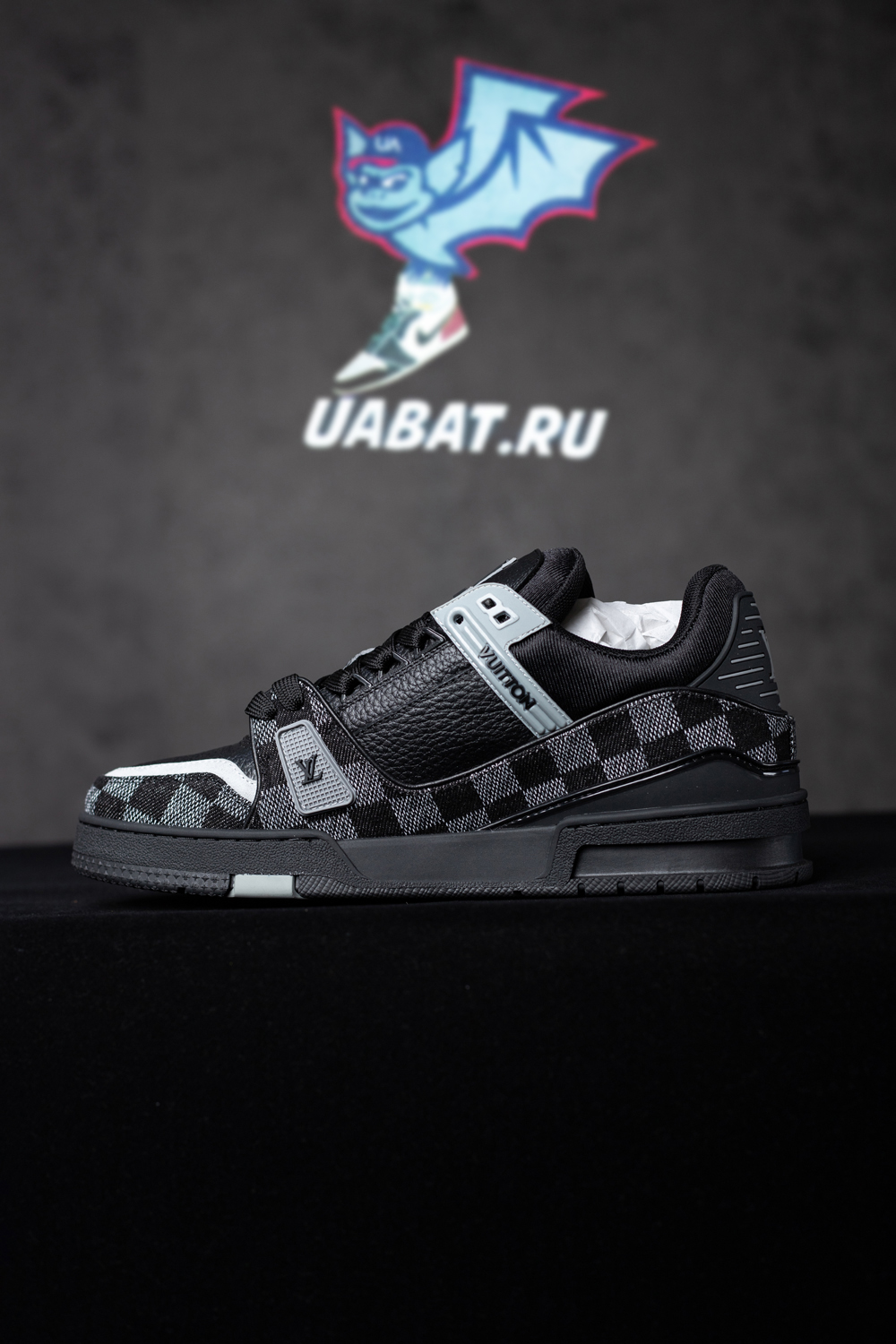 l0*is V*t0n trainer black