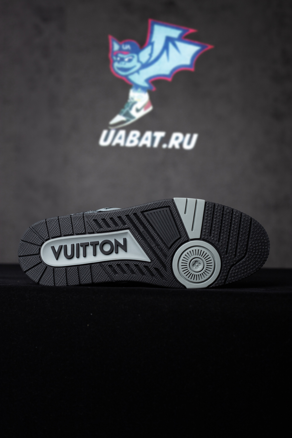 l0*is V*t0n trainer black