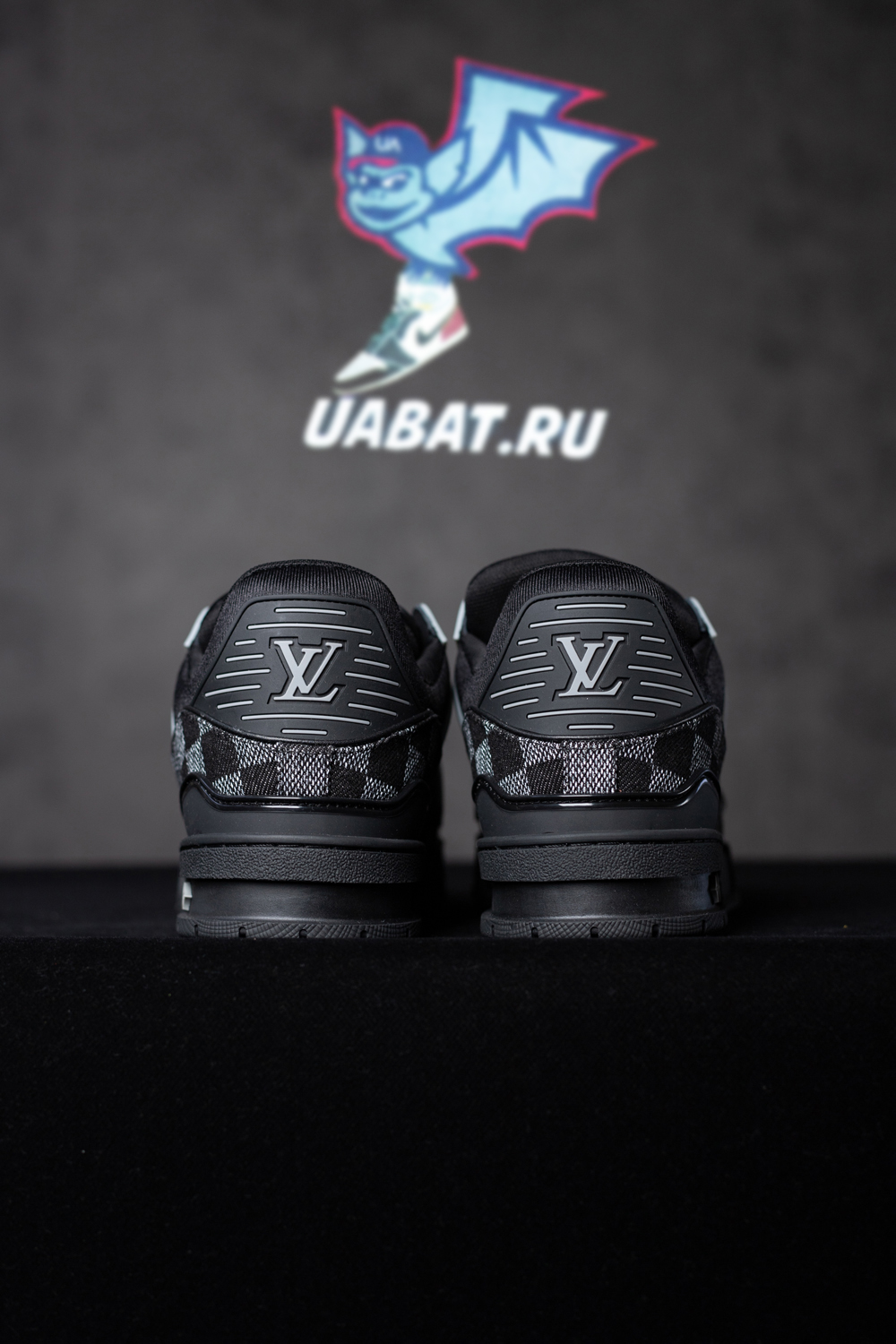 l0*is V*t0n trainer black