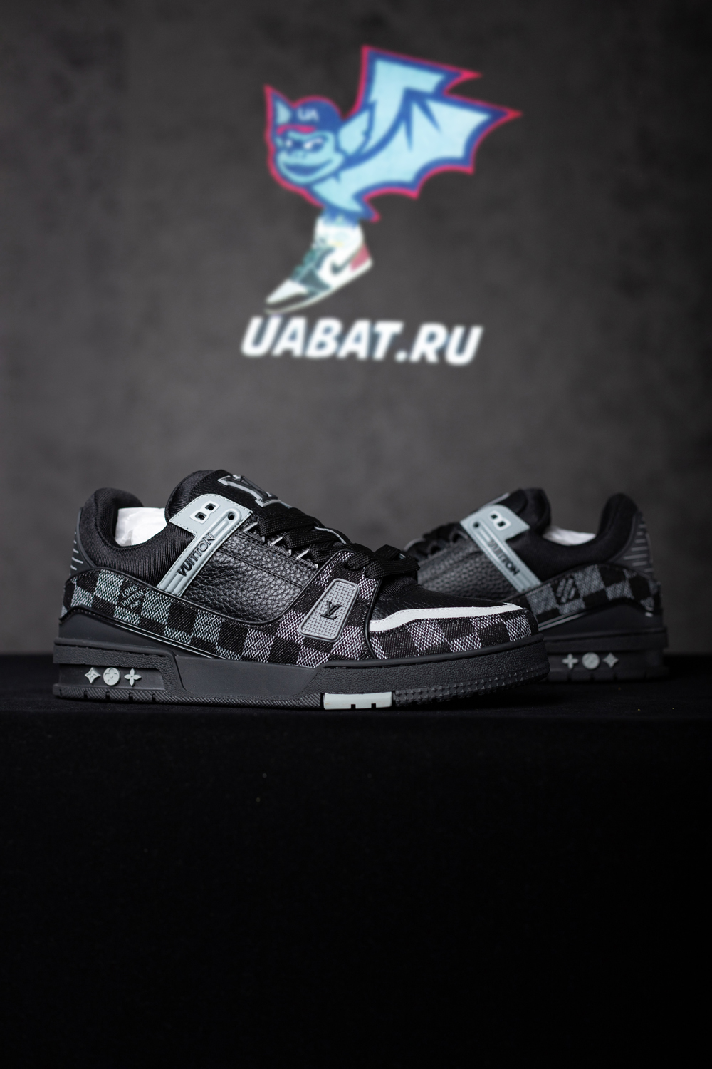 l0*is V*t0n trainer black