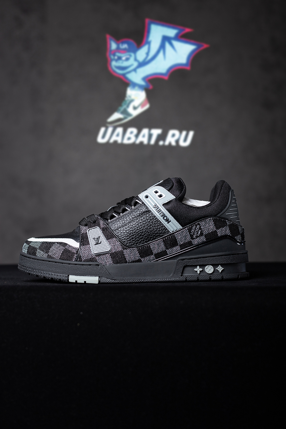 l0*is V*t0n trainer black