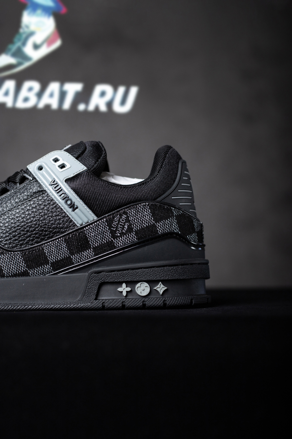 l0*is V*t0n trainer black