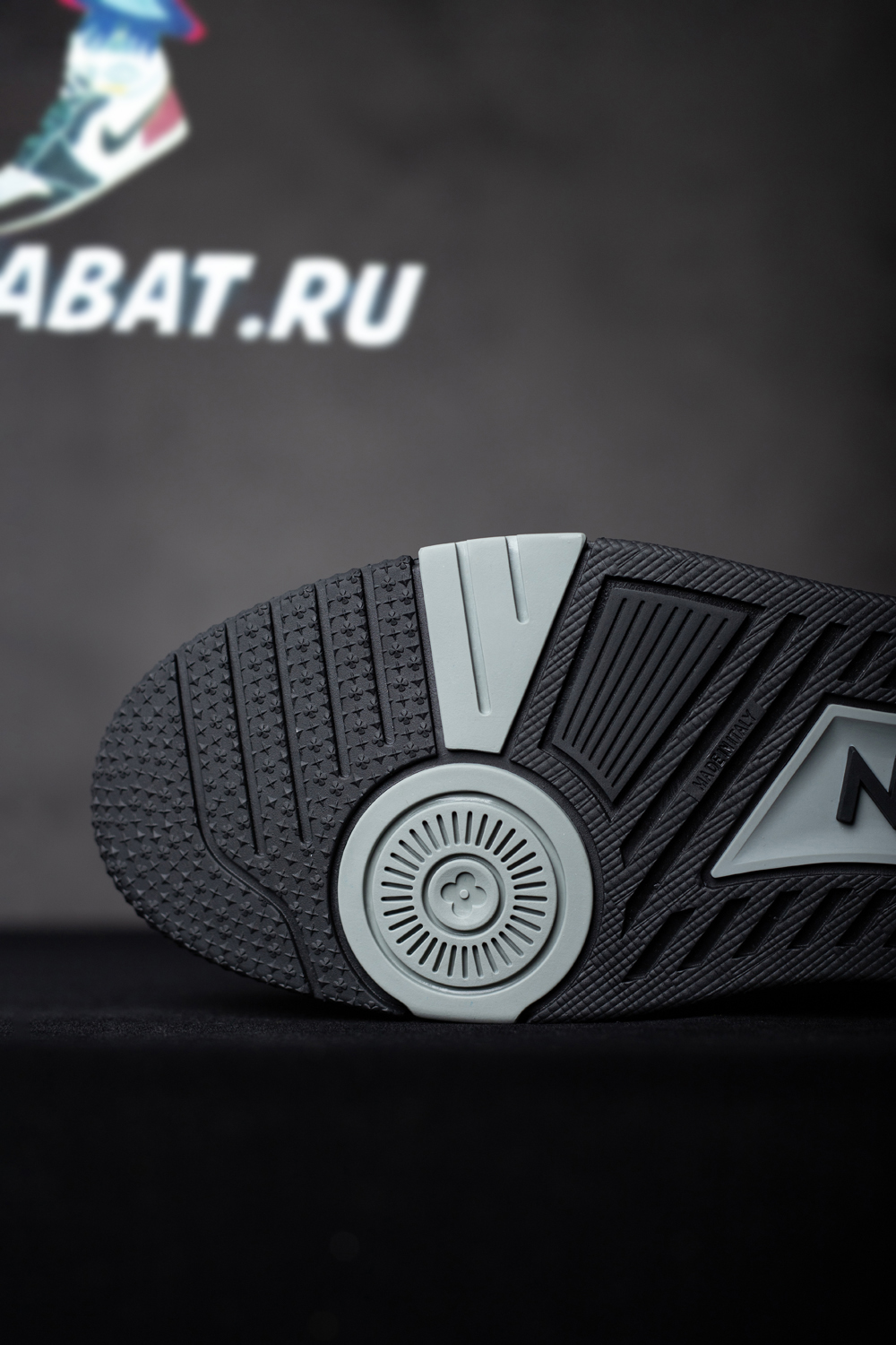 l0*is V*t0n trainer black