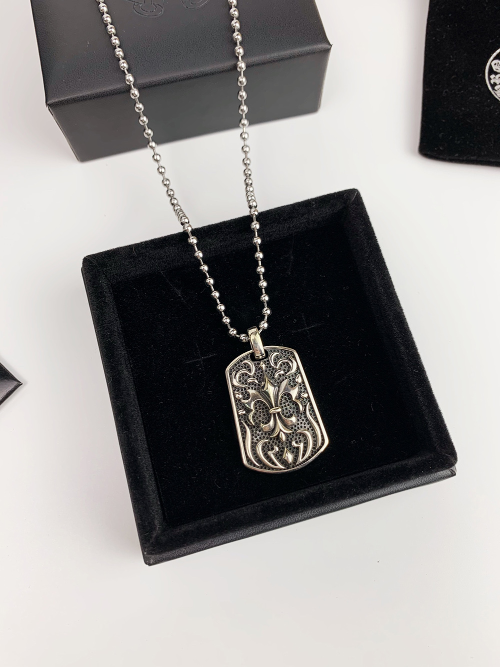 Ch**me He**ts necklaces 635126