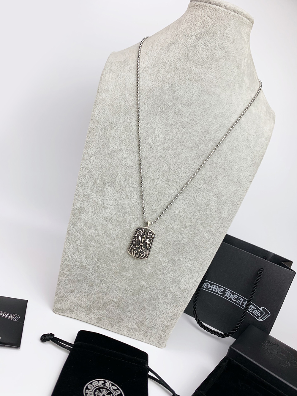 Ch**me He**ts necklaces 635126