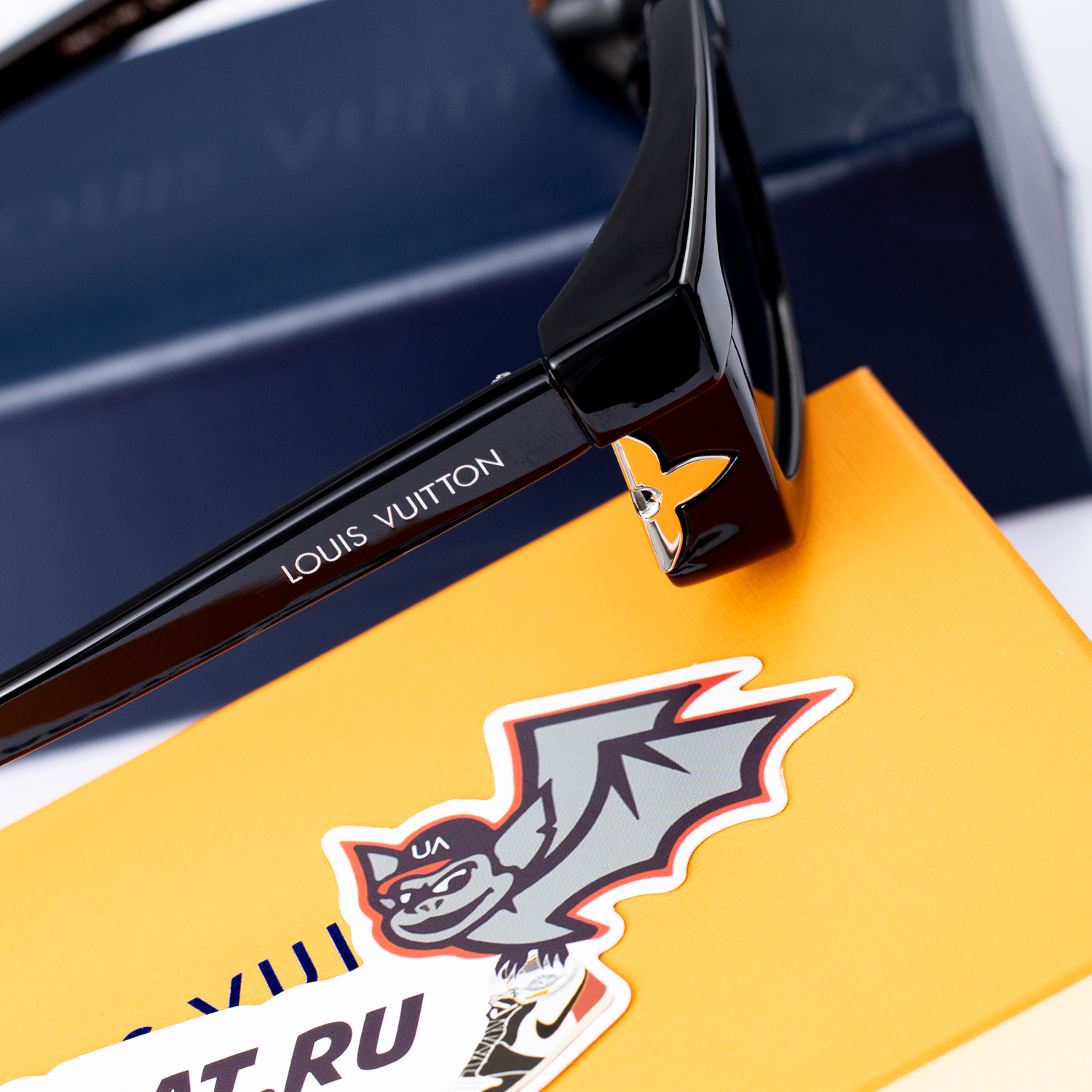 l0*is V*t0n venice square sunglasses z2187u