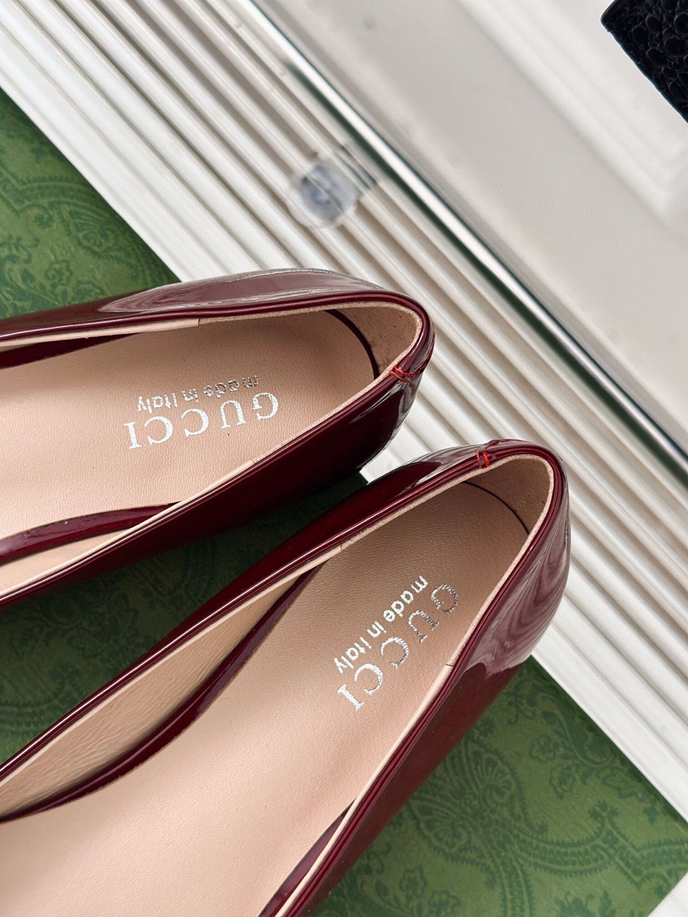 G*u*i horsebit black patent flats