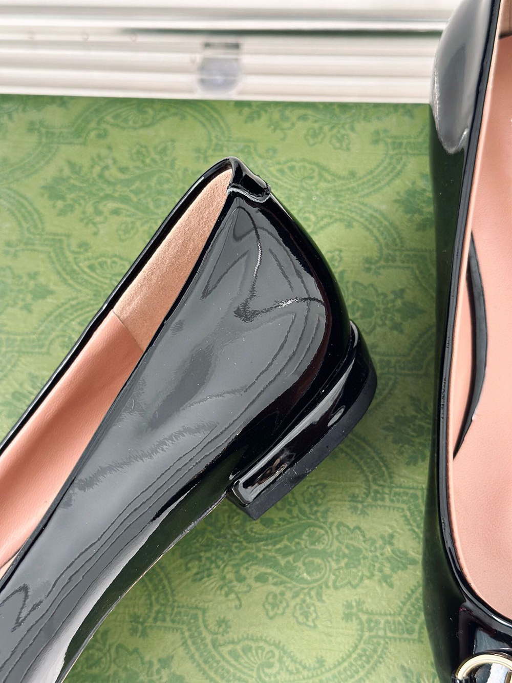 G*u*i horsebit black patent flats