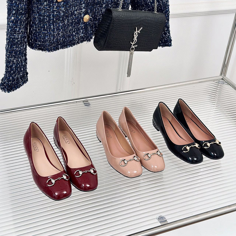 G*u*i horsebit black patent flats