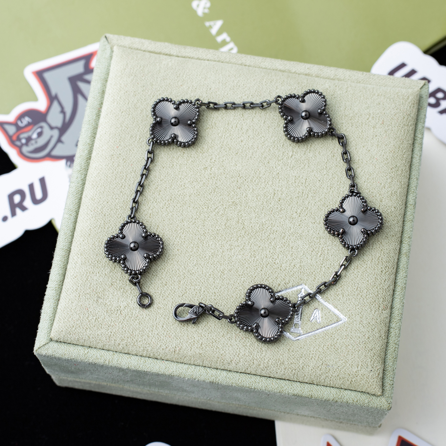 V*N CL*F & arpels bracelet  au750