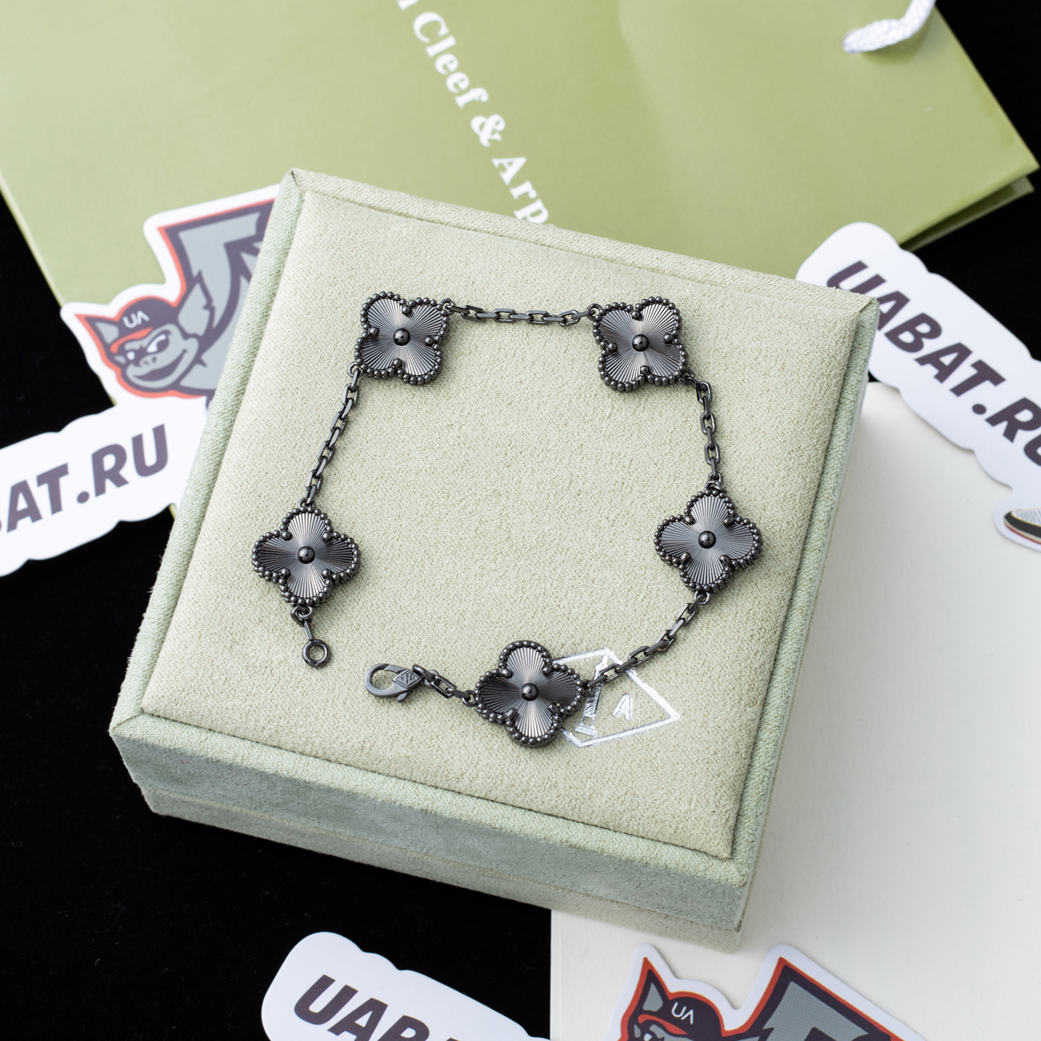 V*N CL*F & arpels bracelet  au750