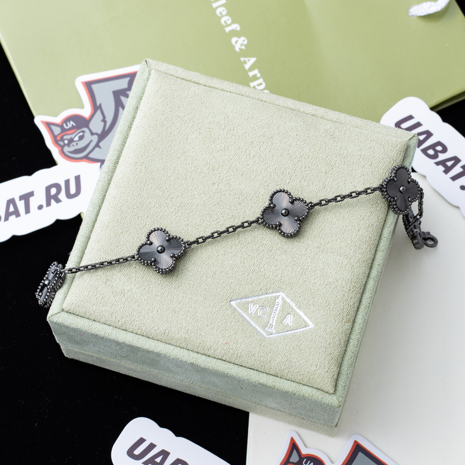 V*N CL*F & arpels bracelet  au750