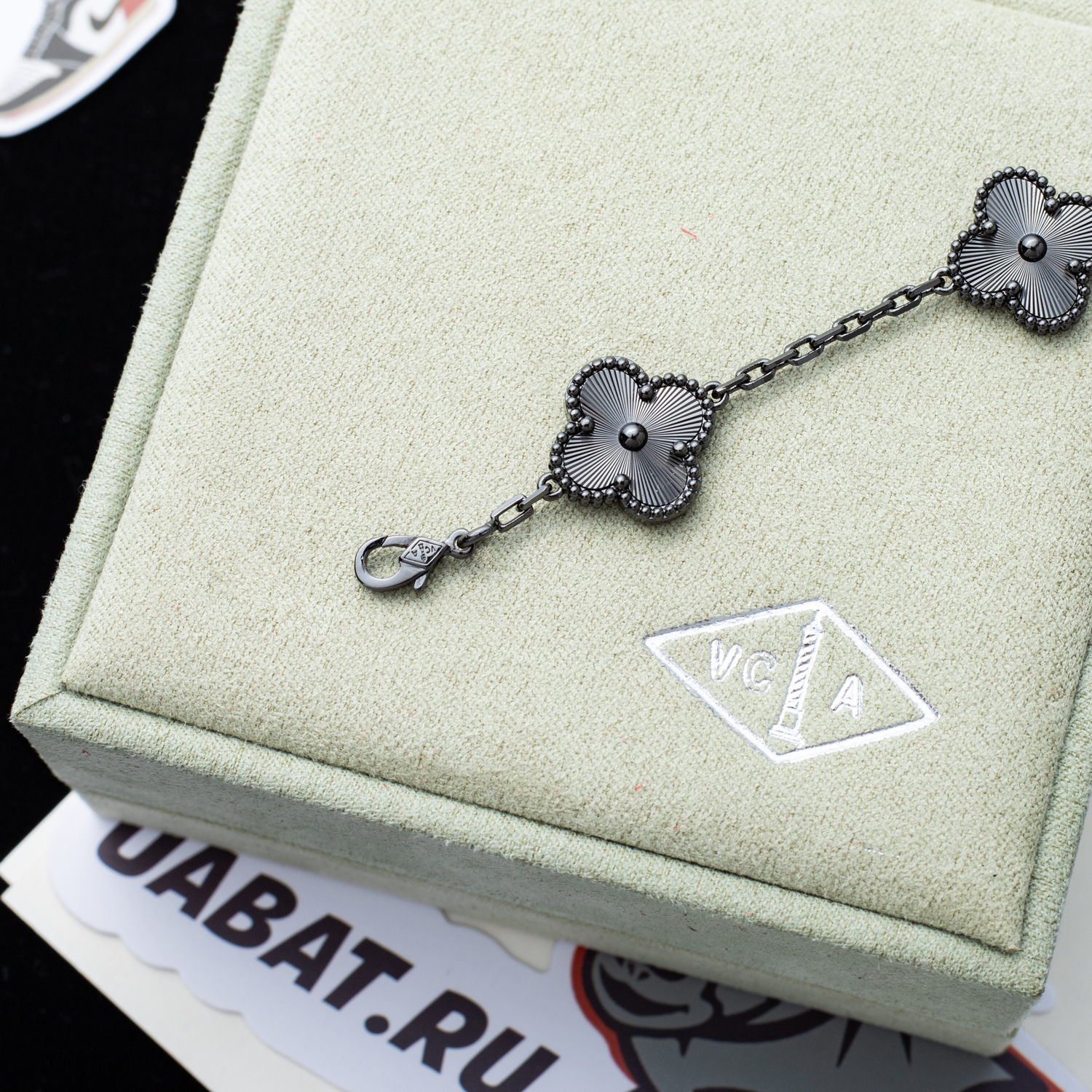 V*N CL*F & arpels bracelet  au750