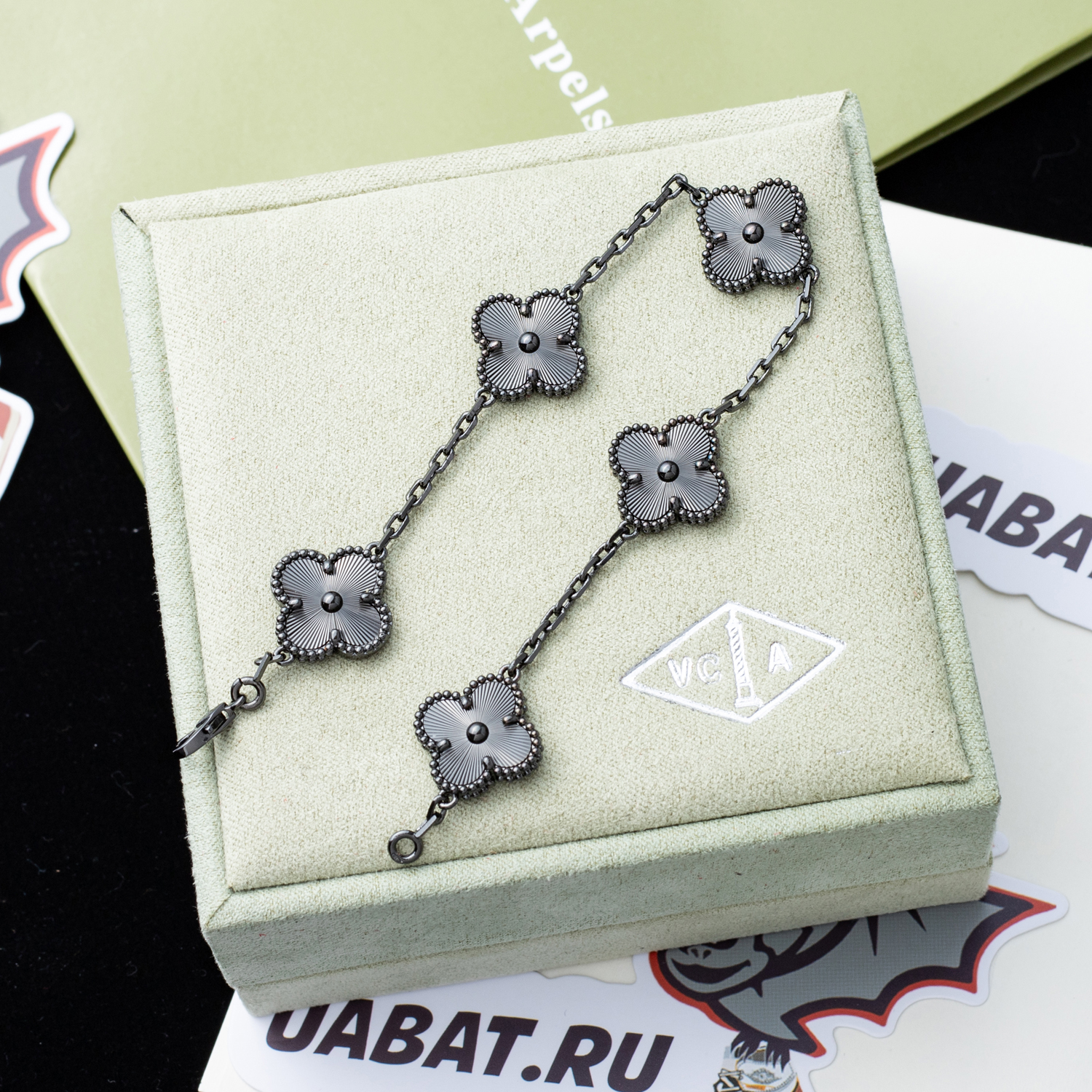 V*N CL*F & arpels bracelet  au750