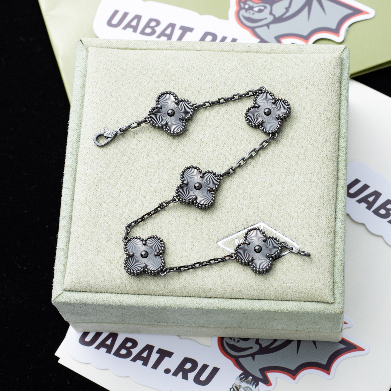 V*N CL*F & arpels bracelet  au750