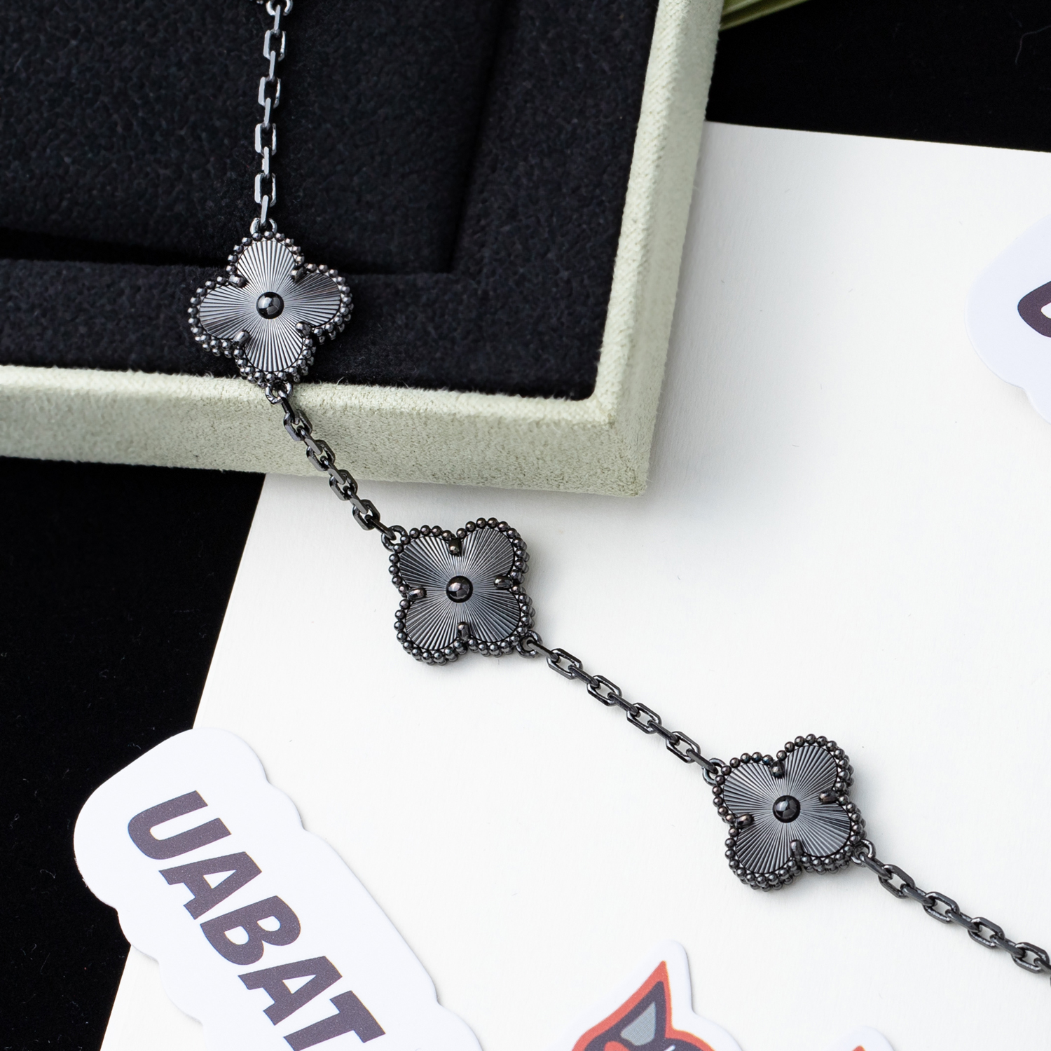 V*N CL*F & arpels bracelet  au750