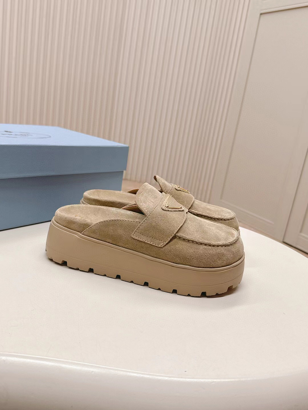 Pra*a triangle-logo mules