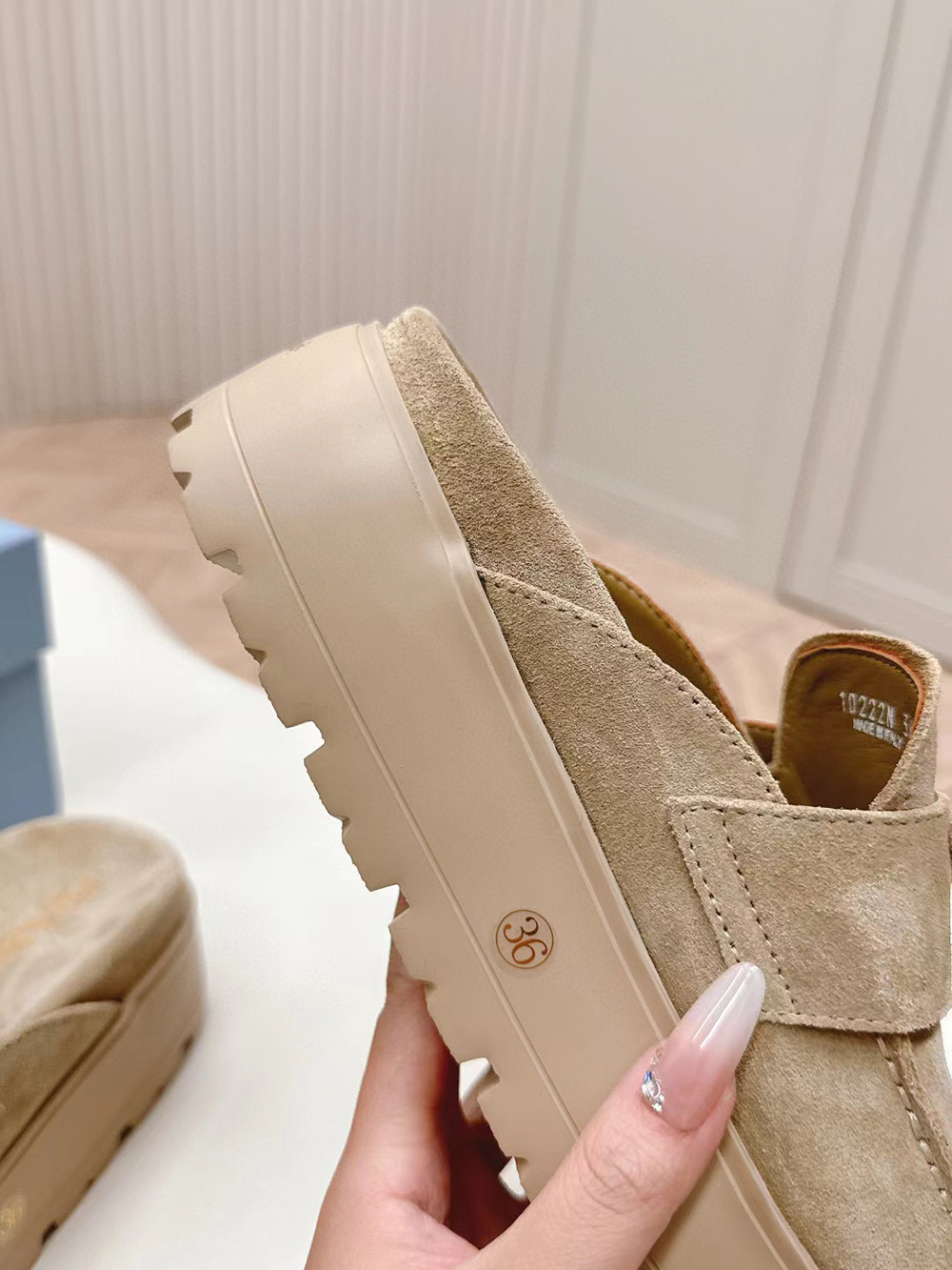 Pra*a triangle-logo mules