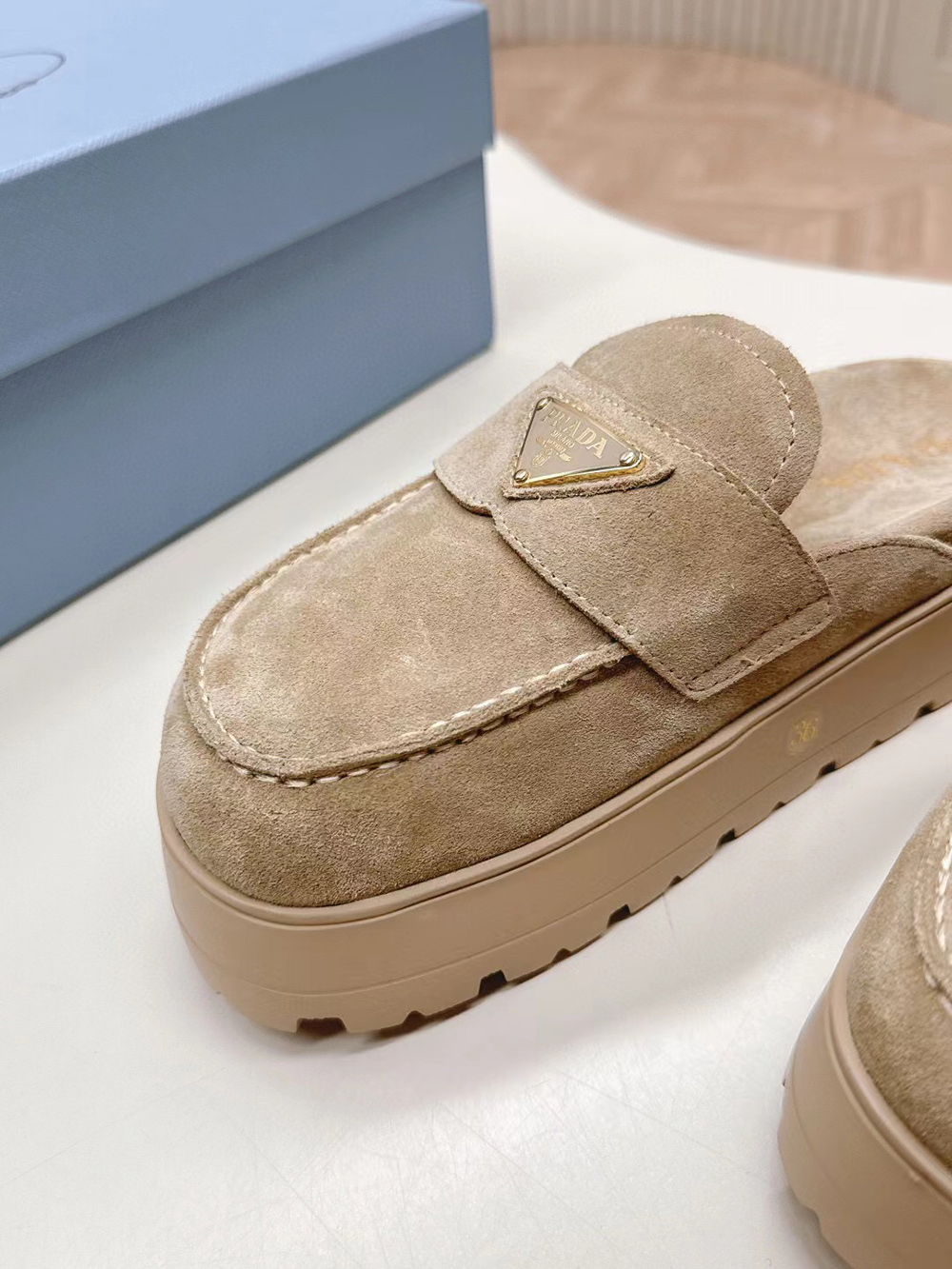 Pra*a triangle-logo mules