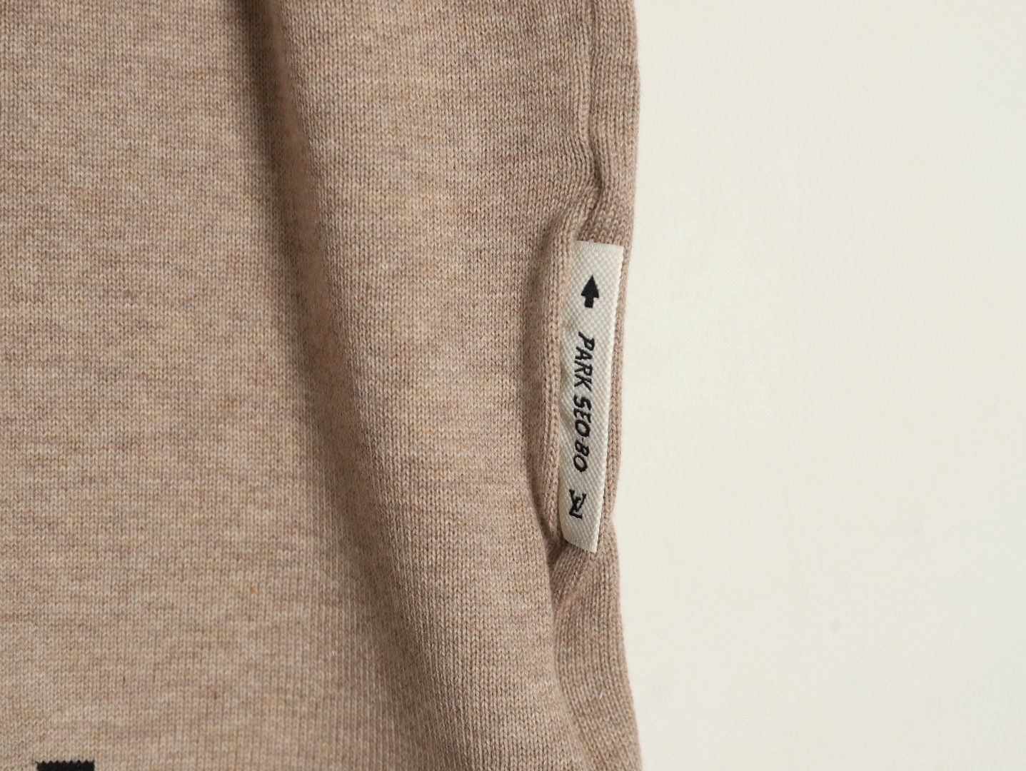 l0*is V*t0n lettering pattern short sleeve