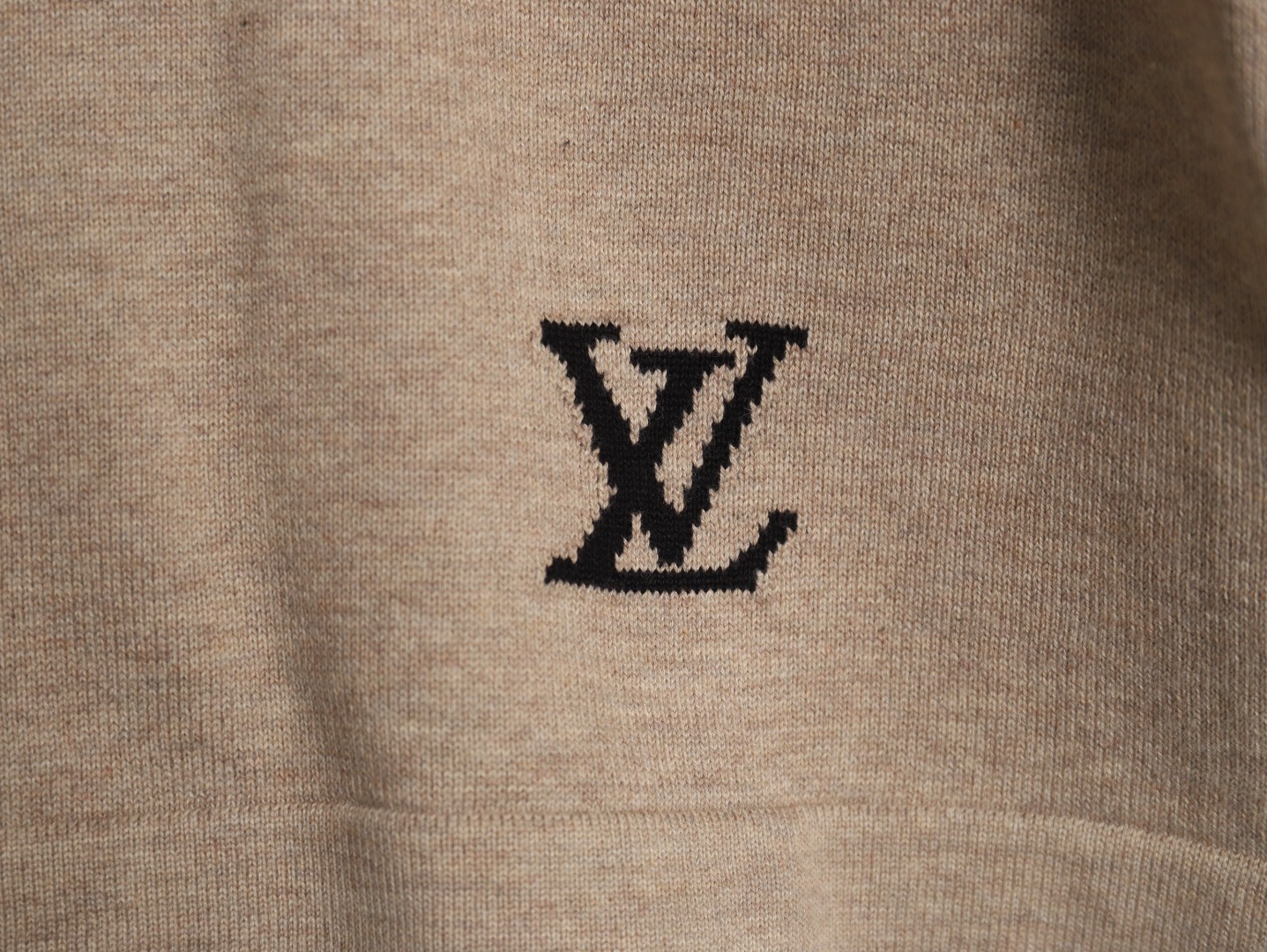 l0*is V*t0n lettering pattern short sleeve