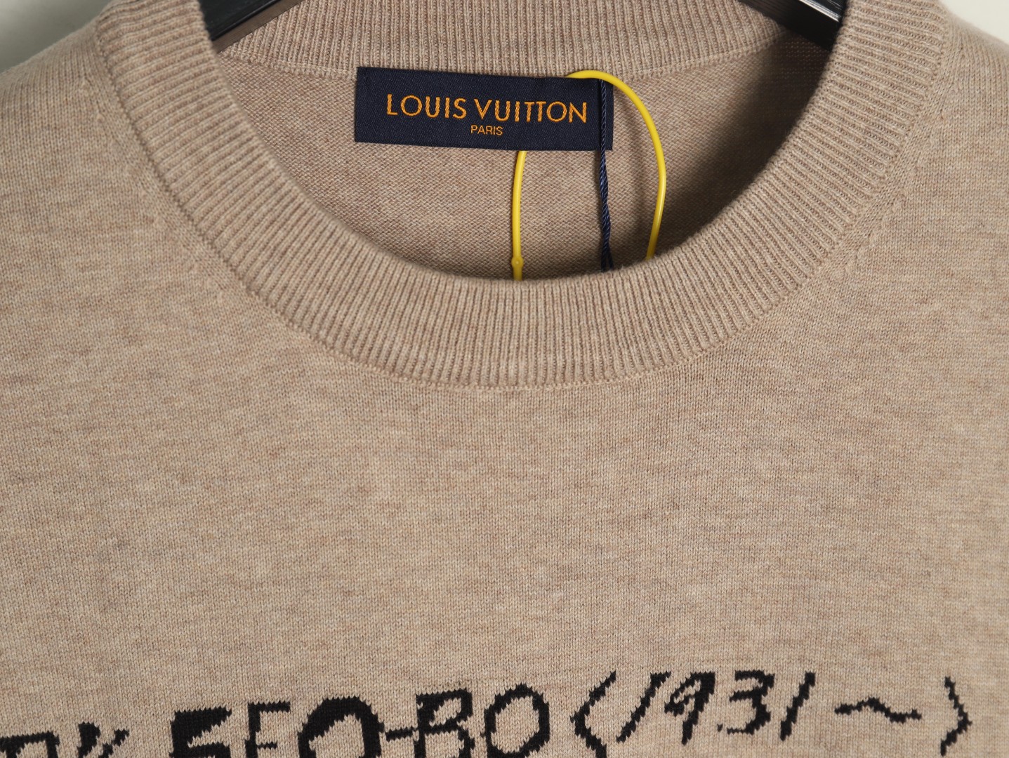 l0*is V*t0n lettering pattern short sleeve