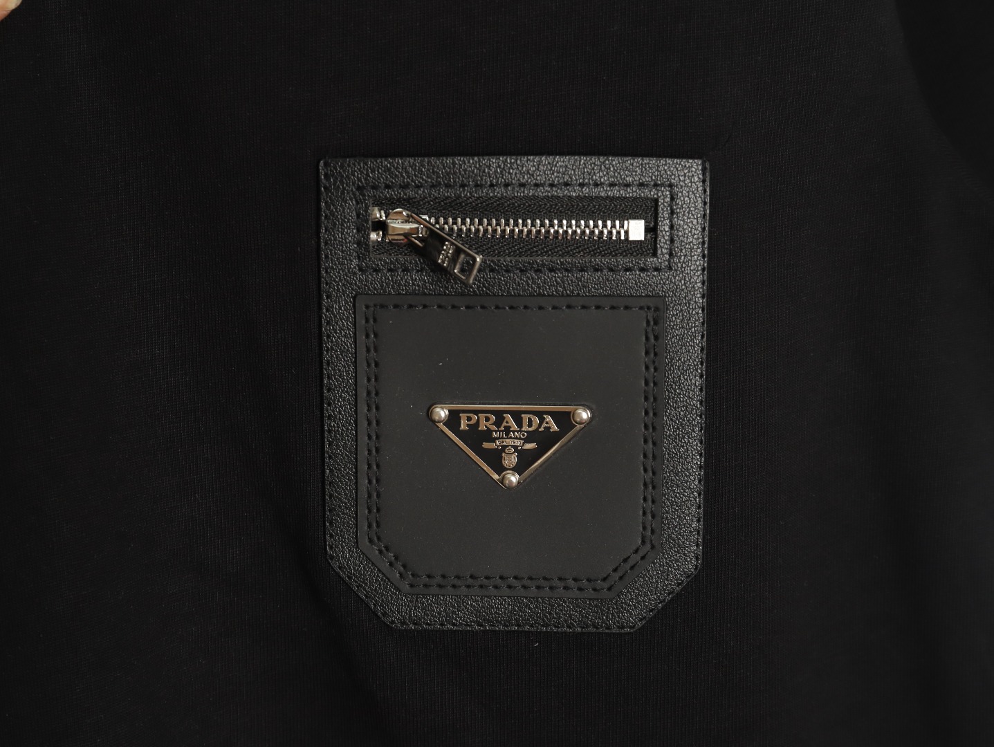 Pra*a triangle logo leather tag pocket short sleeves tsk1
