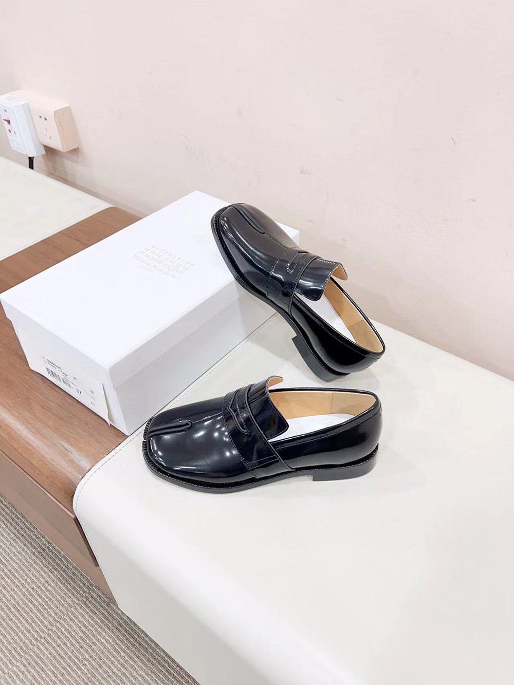 ma*s*n Ma*i*la tabi leather loafers