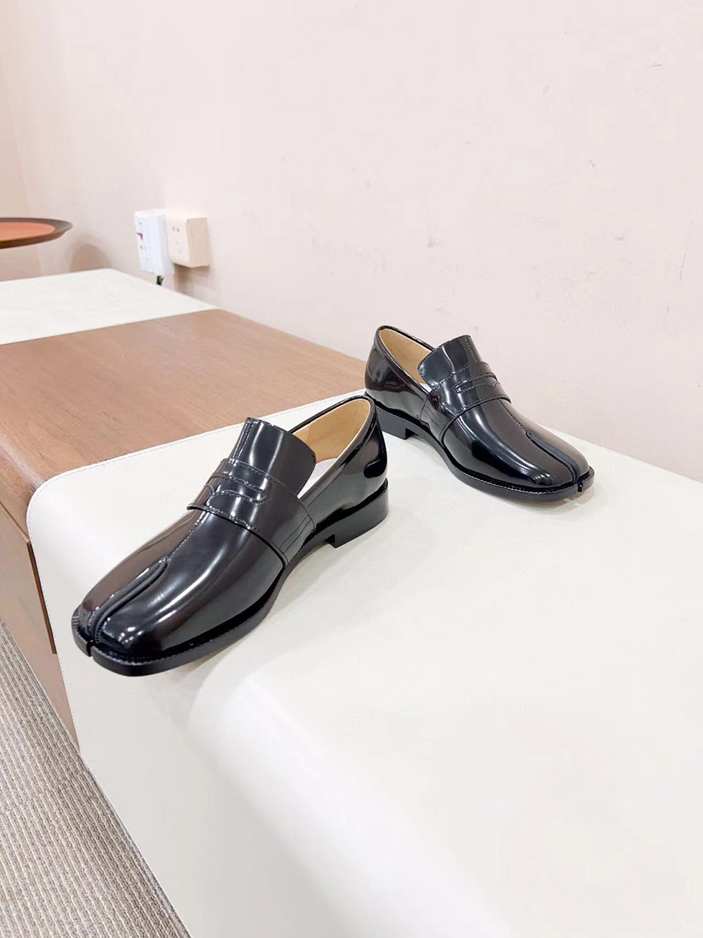 ma*s*n Ma*i*la tabi leather loafers