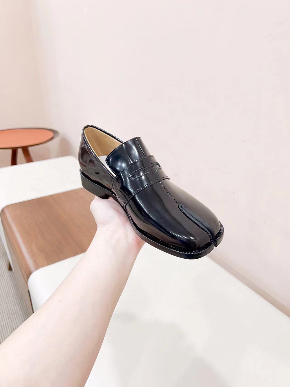 ma*s*n Ma*i*la tabi leather loafers