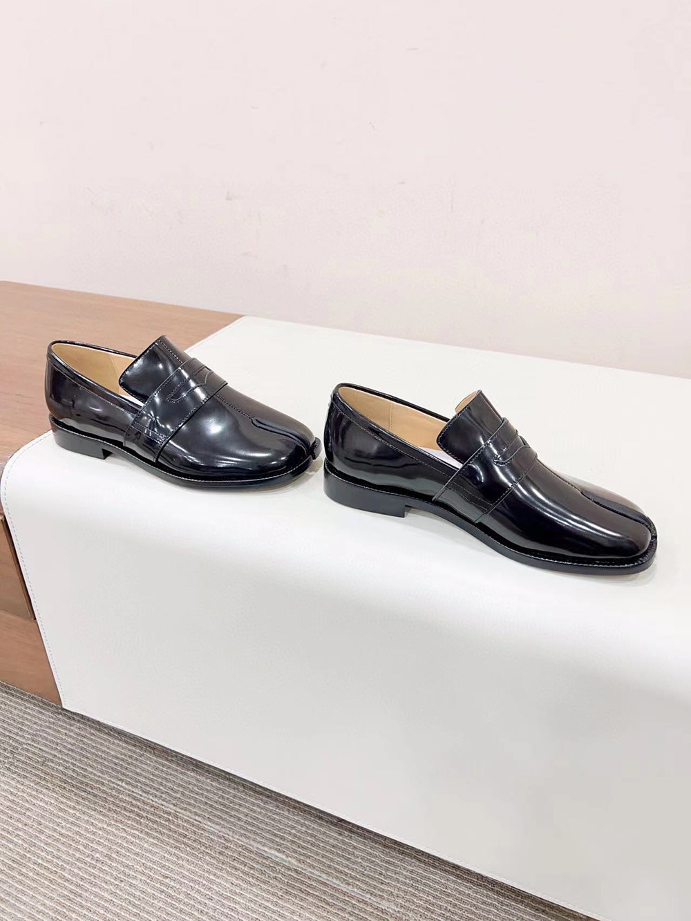 ma*s*n Ma*i*la tabi leather loafers