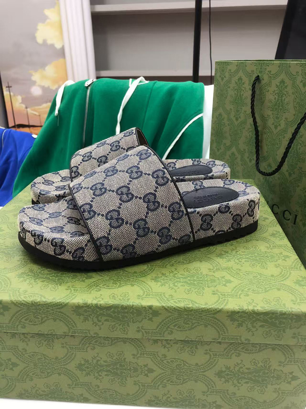 G*u*i gg slide sandal