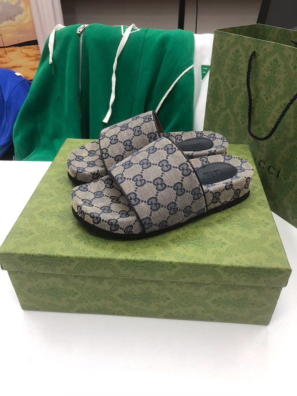 G*u*i gg slide sandal
