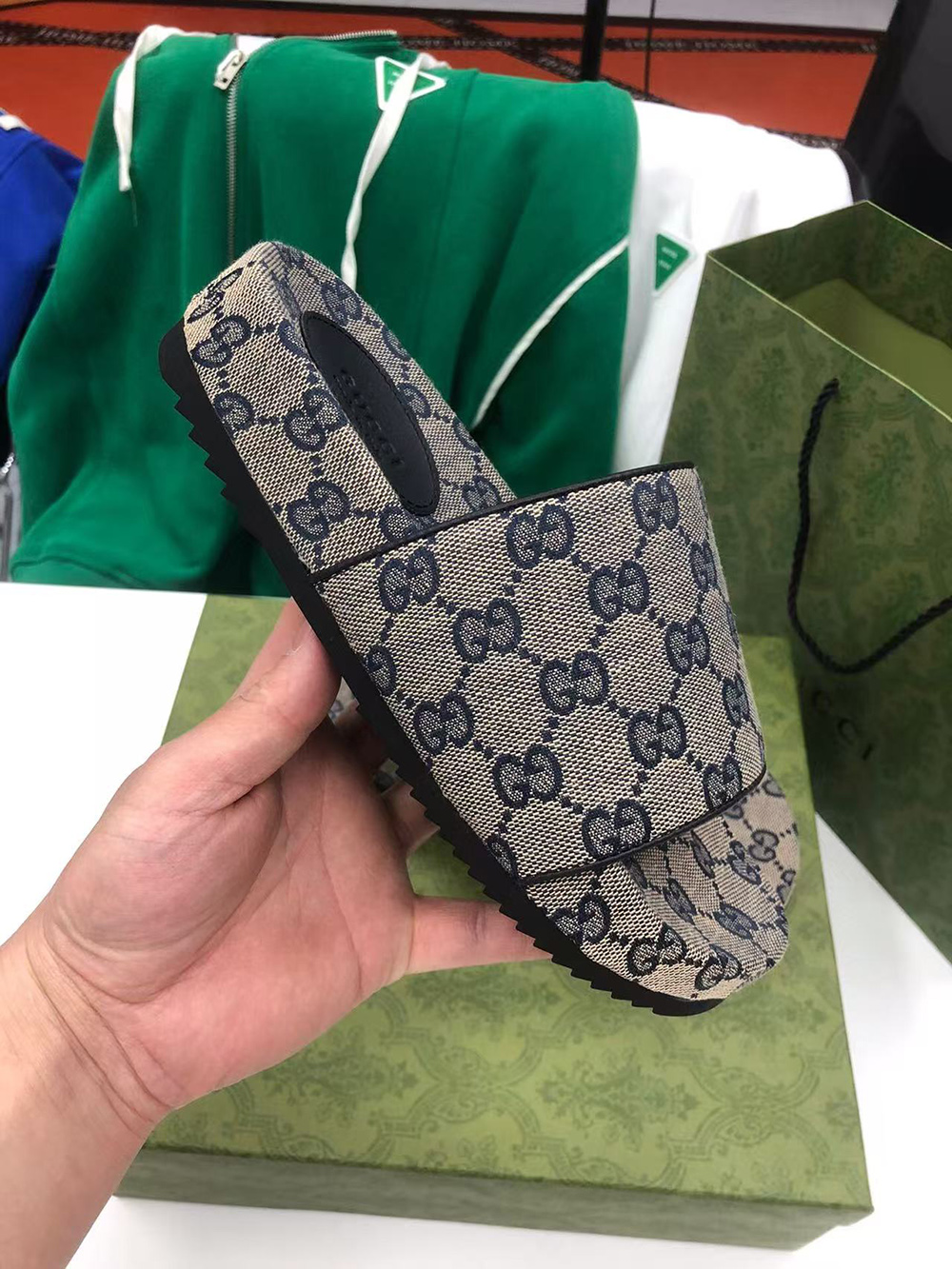 G*u*i gg slide sandal