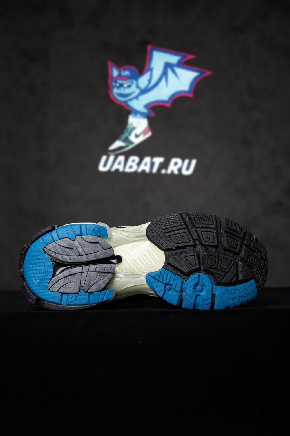 Ba*len*cia*ga runner sneaker 